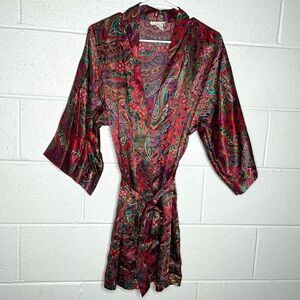 < Vintage Expressions Paisley Print Short Robe >